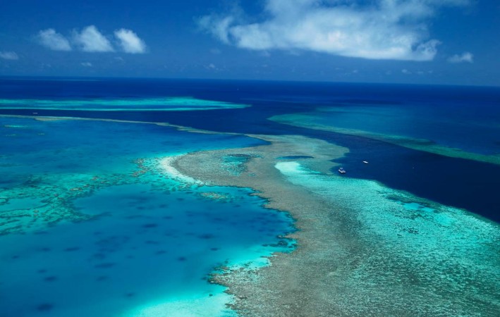 scenery-great-barrier-reef-aerial
